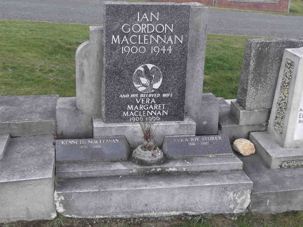 Photo of headstones/Ian Gordon MacLennan d1944 hdstn Andersons Bay cem